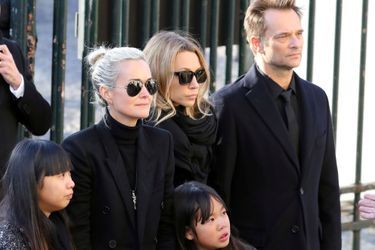 Laeticia Hallyday et ses filles et Laura Smet et David Hallyday lors de l'hommage populaire à Johnny Hallyday en décembre 2017. 