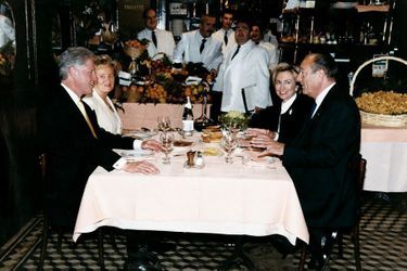 16 juin 1999. Le couple Clinton dine en compagnie de Bernadette et Jacques Chirac.