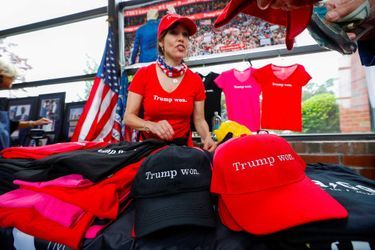 Les produits dérivés à la gloire de Donald Trump vendus à la convention républicaine à Greenville, en Caroline du Nord, le 5 juin 2021.