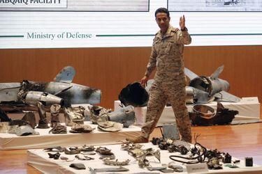 Quatre jours après l’attaque contre les sites pétrolifères d’Abqaiq et de Khurais, les Saoudiens exposent les fragments de drones et de missiles retrouvés dans les décombres.