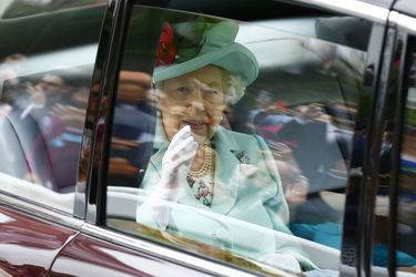 Elizabeth II a salué la foule en arrivant à bord de la limousine spécialement conçue pour elle par Bentley.