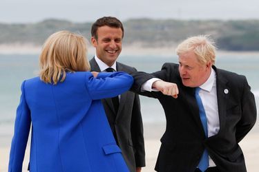Boris Johnson salue Brigitte Macron. 