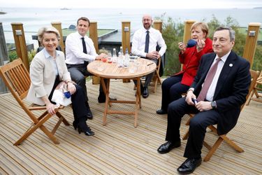 Emmanuel Macron retrouve des membres européens du G7 pour une réunion de coordination.