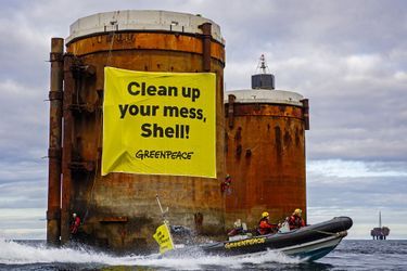 Avec cette affiche &quot;Shell, nettoie derrière toi&quot;, disposée en mer du Nord, Greenpeace demande à Shell de démonter ses vieilles installations de forage pétrolier.