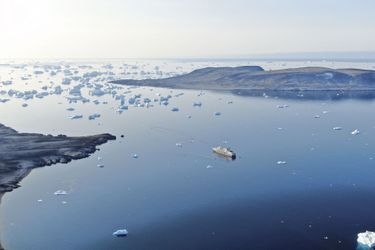 Partout sur le littoral, la glace recule, libérant des terres riches en minerais. En mer, au contraire, le nombre d’icebergs a considérablement augmenté sous l’effet de la fonte, rendant la navigation plus dangereuse.