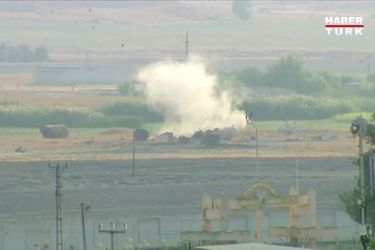 Une explosion en Syrie, vue depuis le côté turc de la frontière, mercredi, lors de l&#039;offensive d&#039;Ankara.