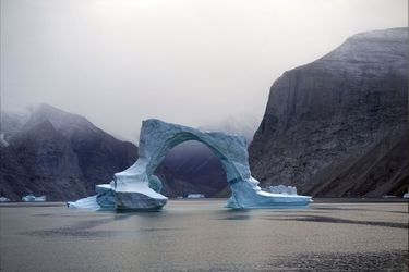 Un iceberg isolé au Groenland.
