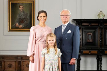 Nouveau portrait du roi Carl XVI Gustaf de Suède et de ses deux héritières les princesses Victoria et Estelle, dévoilé le 7 octobre 2019