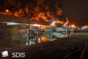 Le Service Départemental d&#039;incendie et des sec (SDIS) a photographié le 27 septembre l&#039;incendie de l&#039;usine de Lubrizol à Rouen.
