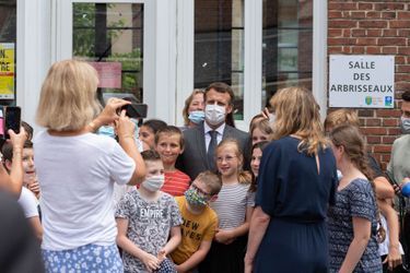 Emmanuel Macron a posé avec les élèves. 