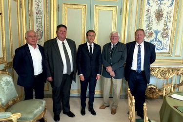 De g. à dr. : François Patriat, Willy Schraen et Emmanuel Macron lors de la réunion qui a suscité la démission de Nicolas Hulot, fin août 2018.
