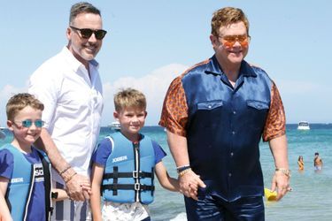 Vacances en famille, à Saint-Tropez, cet été. Elton et son mari, David Furnish, avec leurs fils Elijah, 6 ans, et Zachary, 8 ans.