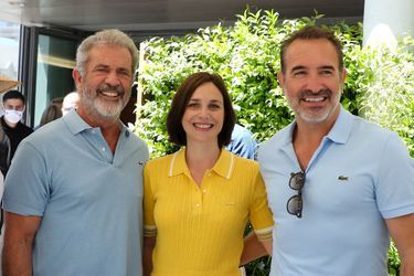 Mel Gibson, Nathalie Péchalat et Jean Dujardin à Roland-Garros le 13 juin 2021