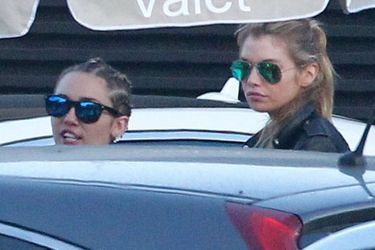 En 2015, Miley Cyrus a ensuite fréquenté le top de la maison Victoria&#039;s Secret Stella Maxwell. Les deux femmes ont été photographiées quelques fois ensemble à Los Angeles avant de rompre discrètement.