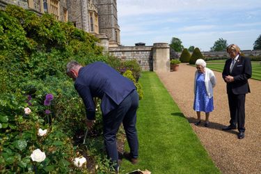 La reine Elizabeth II avec Keith Weed et le jardinier en chef du château de Windsor, le 2 juin 2021