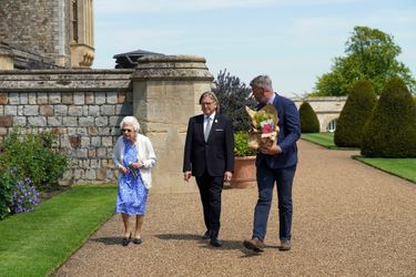La reine Elizabeth II avec Keith Weed et le jardinier en chef du château de Windsor, le 2 juin 2021
