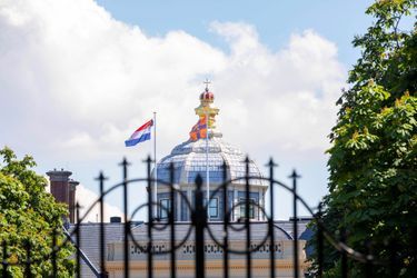 Les drapeaux et le sac de classe de la princesse Catharina-Amalia des Pays-Bas flottant au dessus du palais Huis ten Bosch à La Haye, le 10 juin 2021