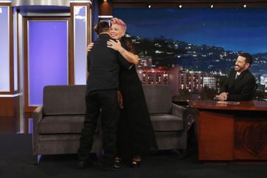 En interview sur le plateau de Jimmy Kimmel en 2016, Pink avait eu la visite surprise de son idole Johnny Depp. Sous le choc, la chanteuse avait reçu une embrassade.