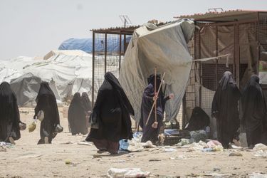 Dans le souk du camp d’Al-Hol. Alors que la température atteint 45 °C, il n’est pas question de renoncer au niqab.