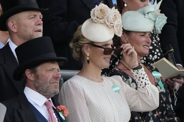 Zara Phillips et son époux Mike Tindall, au deuxième rang, au Royal Ascot, le 15 juin 2021