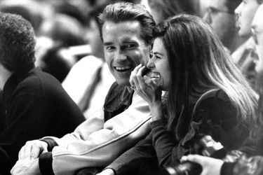 Arnold Schwarzenegger et son épouse Maria Shriver, lors d'un match des Knicks au Madison Square Garden de New York, en mars 1993. 