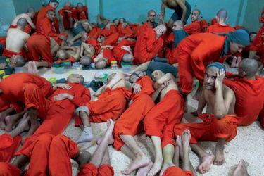 Chacun sa ration d’eau. Pour le reste, ces hommes en combinaison orange, comme à Guantanamo, sont entassés sans procès depuis des mois. Dimanche 29 septembre, dans le nord de la Syrie. 