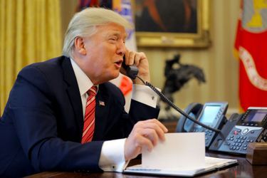 Donald Trump au téléphone, dans le bureau ovale, en juin 2017. Au bout du fil ce jour-là : le Premier ministre irlandais, Leo Varadkar. 