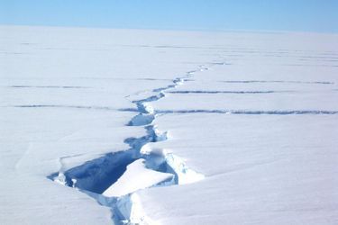 Une fissure dans la banquise en Antarctique.