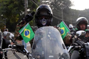 Des milliers de motards ont participé samedi au rassemblement &quot;Accélérons pour le Christ&quot; à Sao Paulo. Le président d&#039;extrême droite a pris la tête du cortège avec un casque ouvert et sans masque, en violation de la réglementation de l&#039;État.
