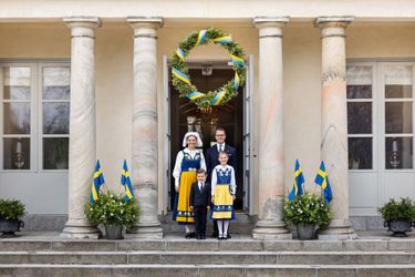 La princesse Victoria de Suède avec le prince Daniel et leurs enfants la princesse Estelle et le prince Oscar devant le château de Haga à Solna, le 6 juin 2021