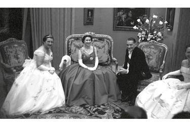 Pour la dernière soirée du couple royal à Paris, le 10 avril 1957, la Reine pose avec le président René Coty et Mme Monnerville, épouse du président du Conseil de la République, avant le dîner organisé dans la salle des Caryatides au Louvre.