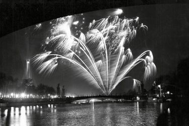 Le feu d’artifice tel que l’a vu la Reine, depuis son bateau, immobilisé devant le pont Alexandre-III. Au deuxième jour de sa visite, Elizabeth II a effectué une croisière sur la Seine, traversant la capitale illuminée par 2800 projecteurs.