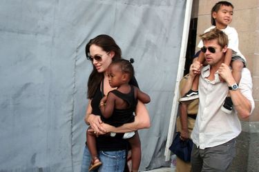 Angelina Jolie et Brad Pitt avec leurs enfants Maddox et Zahara en Inde en novembre 2006