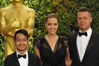 Angelina Jolie et Brad Pitt avec leur fils Maddox aux Governor Awards à Los Angeles en novembre 2013