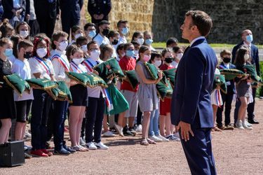 Emmanuel Macron a assisté à la traditionnelle cérémonie militaire au mémorial du Mont Valérien près de Paris.