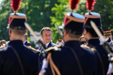 Emmanuel Macron a assisté à la traditionnelle cérémonie militaire au mémorial du Mont Valérien près de Paris.