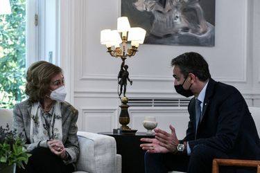 L'ex-reine Sofia d'Espagne avec le Premier ministre grec à Athènes, le 4 juin 2021