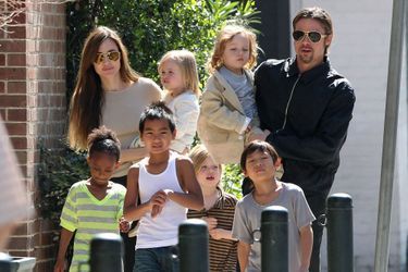 Brad Pitt et Angelina Jolie et leurs six enfants à la Nouvelle-Orléans en mars 2011
