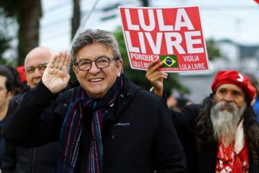 Jean-Luc Mélenchon avec les partisans du président Lula.