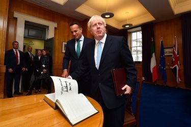 Boris Johnson, avec Leo Varadkar, lundi à Dublin. Le Britannique montre une page d&#039;un livre d&#039;or signée par Donald Trump, le président des Etats-Unis.