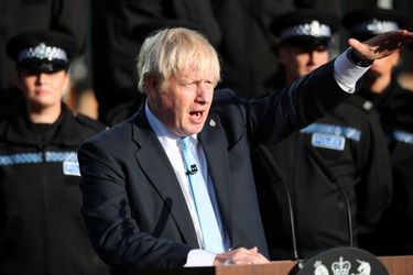 Boris Johnson s&#039;exprime devant des policiers, jeudi dans le Yorkshire de l&#039;Ouest.