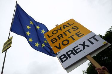 Des pancartes pro-Brexit photographiées lundi devant le Parlement britannique. 