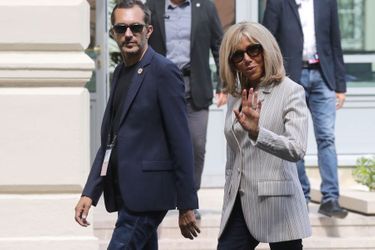 Brigitte Macron et son directeur de cabinet Pierre-Olivier Costa, fin août à Biarritz lors du G7. 