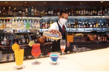 Le barman du MSC Seaside jongle déjà avec ses cocktails. 