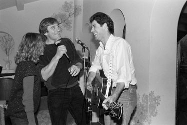 « Dans le salon de musique, Gérard, Elisabeth et François Bernheim chantent pour lui, avec lui… » - Paris Match n°1668, 15 mai 1981