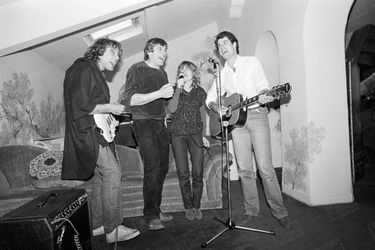 « Dans le salon de musique, Gérard, Elisabeth et François Bernheim chantent pour lui, avec lui… » - Paris Match n°1668, 15 mai 1981