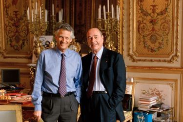 La victoire en souriant. Dans son bureau de l&#039;Elysée, avec Dominique de Villepin, le 5 mai 2002.
