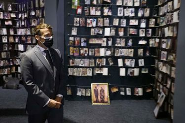 Emmanuel Macron face à des portraits de victimes du génocide rwandais, jeudi, au Mémorial du génocide, à Kigali.