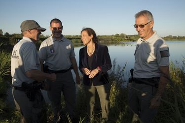 Emmanuelle Wargon et  deux agents de la police de l’environnement, le 23 août dans le marais audomarois (Pas-de-Calais).