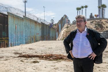 Le 23 juillet, dans les faubourgs de Tijuana, au Mexique, devant le mur de séparation avec les Etats-Unis. 